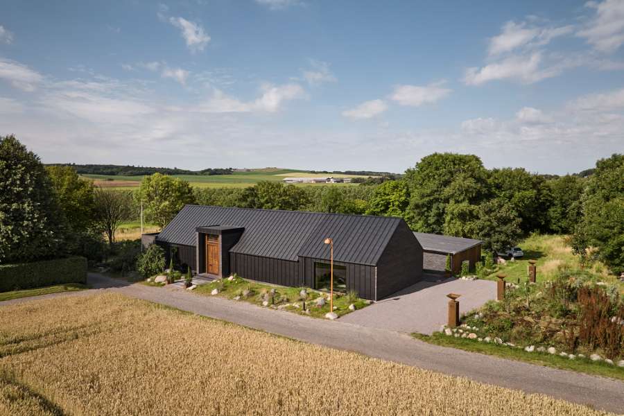 „Königliche“ Tür, gefunden in Christiania, montiert an einer Stahlfassade, Volstrupvej 63, 9240 Nibe